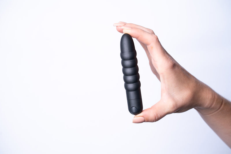 LOLA USB Rechargeable Silicone 10-Function Vibrating Twisty Bullet BLACK